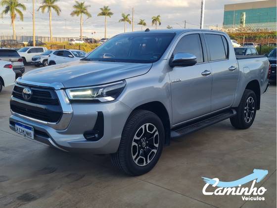 TOYOTA HILUX 2.8 D-4D TURBO DIESEL CD SRX 4X4 AUTOMÁTICO TOYOTA HILUX 2.8 D-4D TURBO DIESEL CD SRX 4X4 AUTOMÁTICO